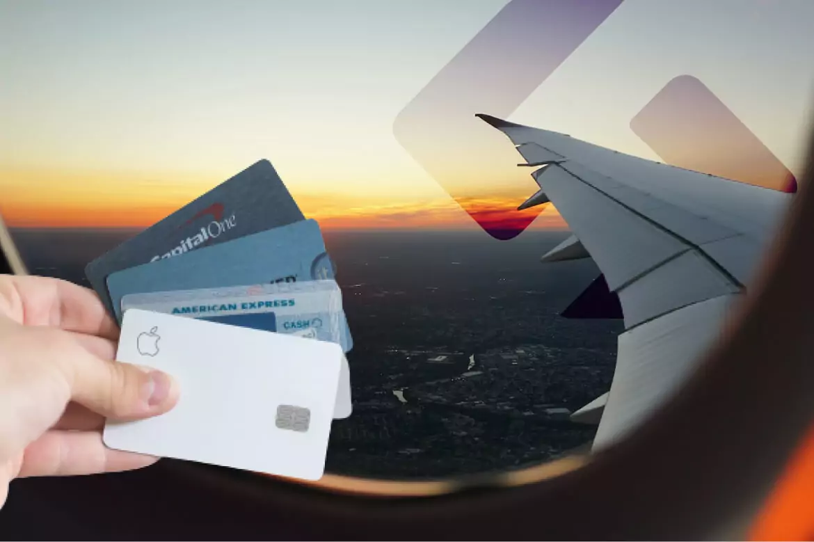 Foto de cartão de credito e um avião - representando os pontos de milhas