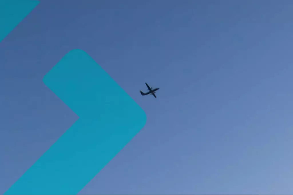 Imagem de um avião voando representando as viagens através de milhas