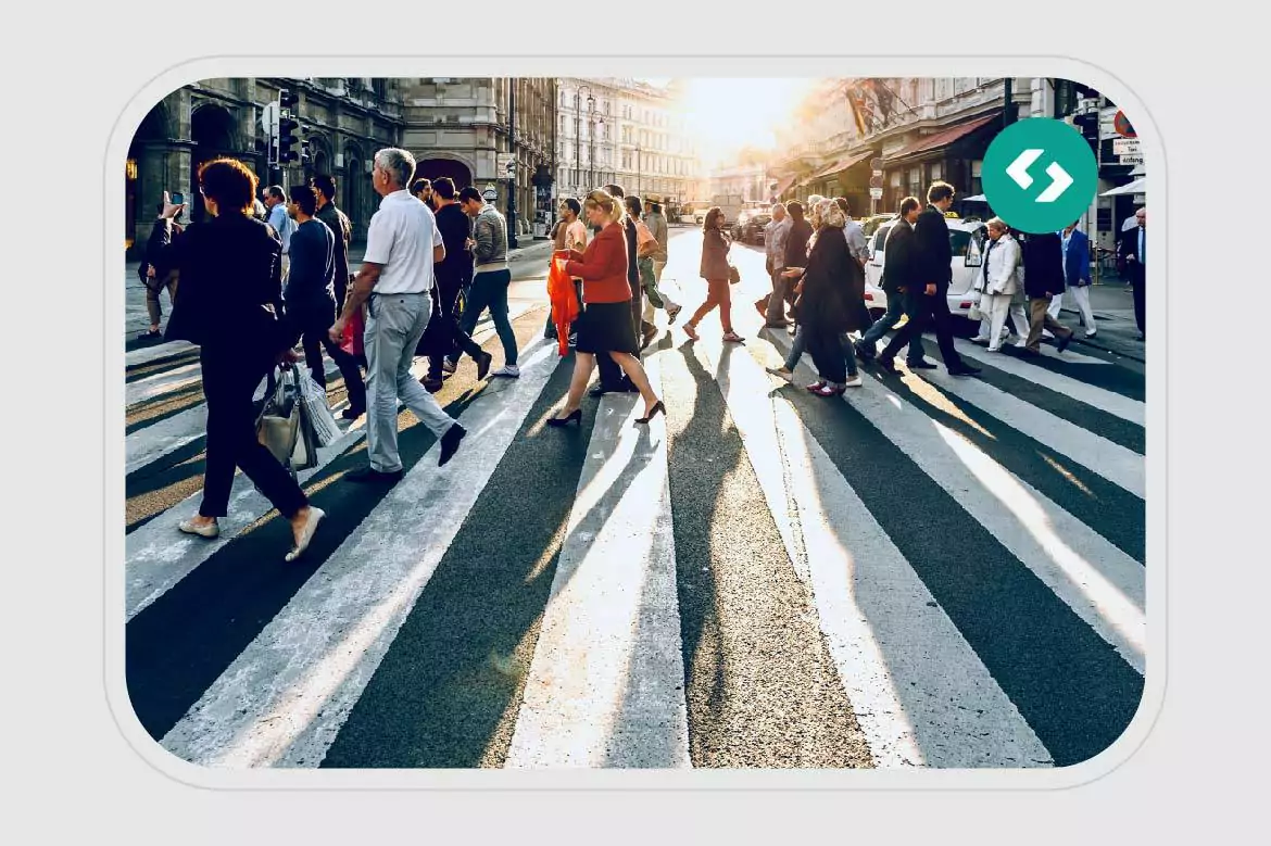 Pessoas andando numa faixa de pedestres tranquilamente num dos 10 Países mais seguros do mundo