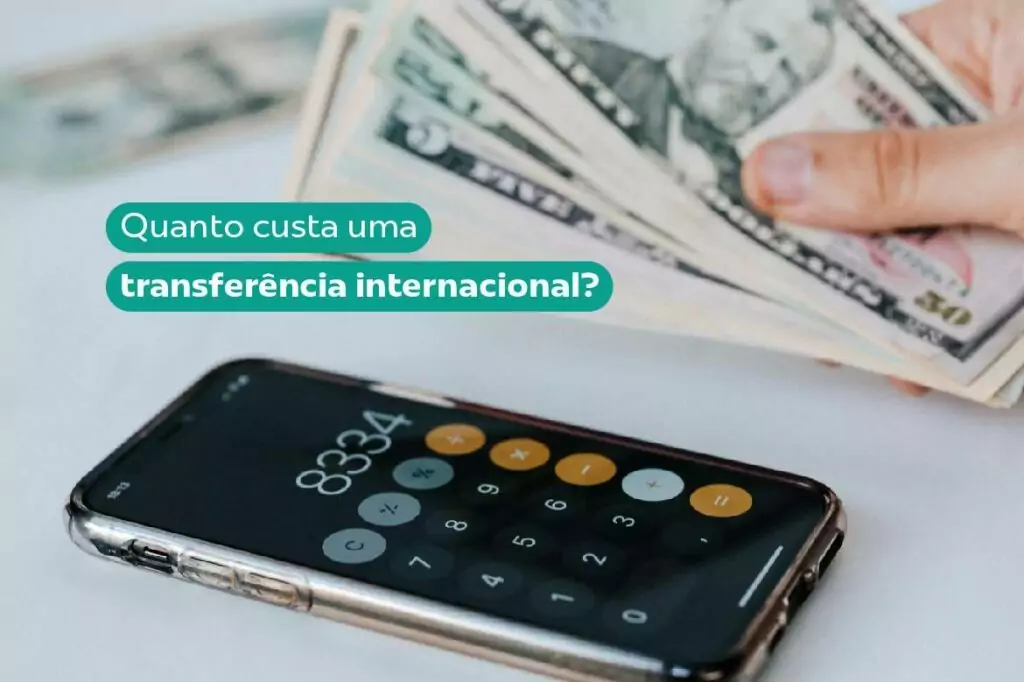 Dinheiro e uma calculadora, calculando quanto custa uma remessa internacional