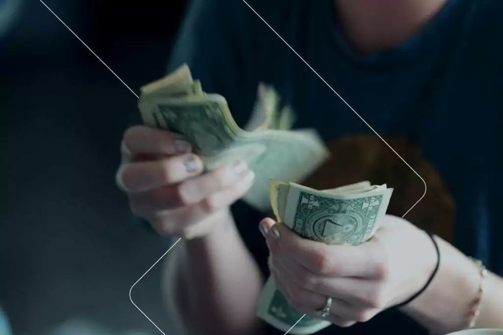 Mãos humanas, contando notas de dólares