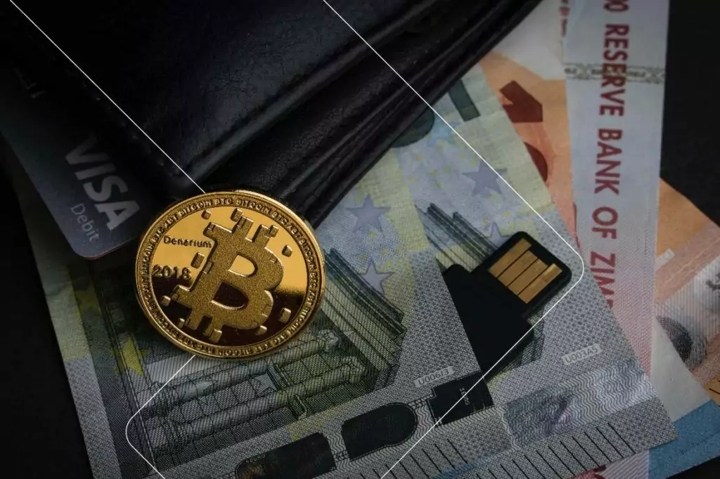 Moeda representando Bitcoin e um SD representando a carteira digital de bitcoin